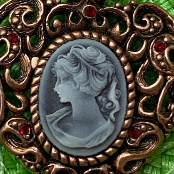 Beautiful vintage heart shaped cameo pendant in copper tone setting - Picture 3 of 3